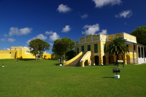 Den gamle danske toldbod i Christiansted, St. Croix (fortet i baggrunden)